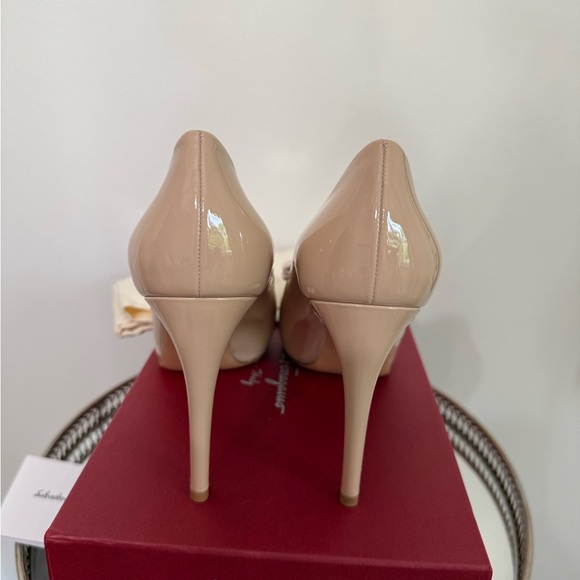 FERRAGAMO VARA BOW PATENT PUMP - Picture 7 of 10